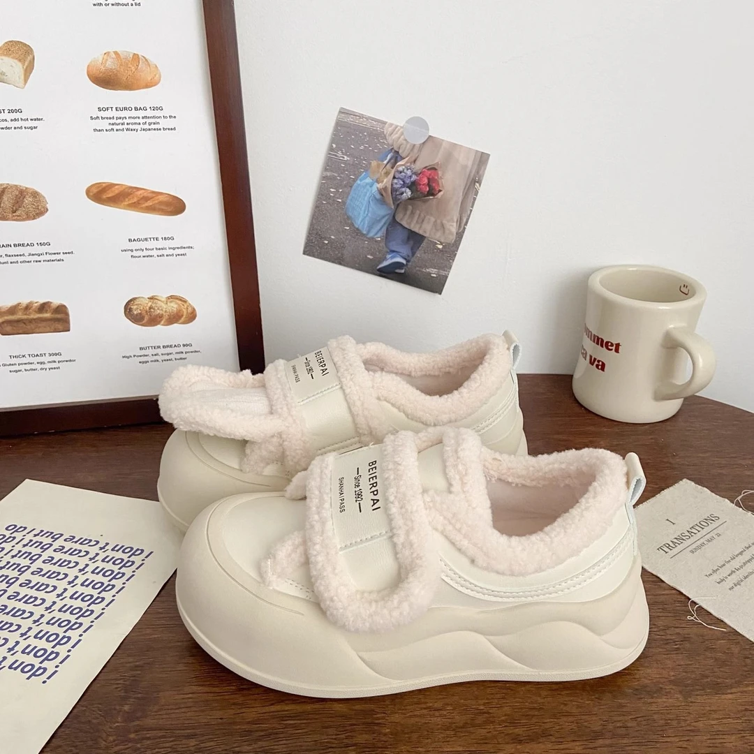 丑萌加绒魔术贴板鞋女丑萌冬季新款chic小众面包鞋二棉运动小白鞋