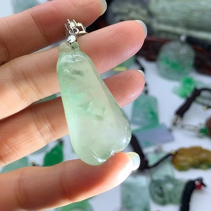 翡翠未镶嵌吊坠(赠链)