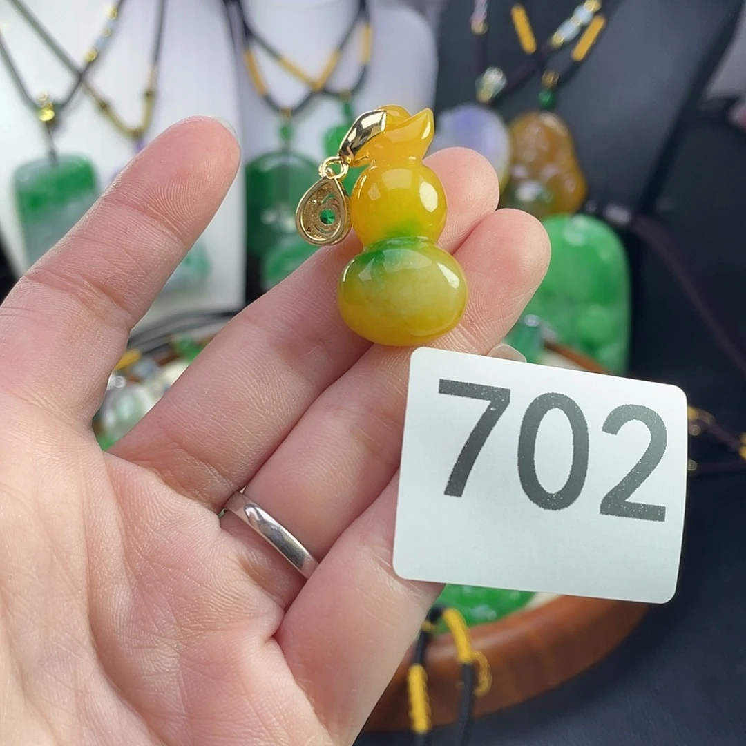 翡翠未镶嵌吊坠(赠链)