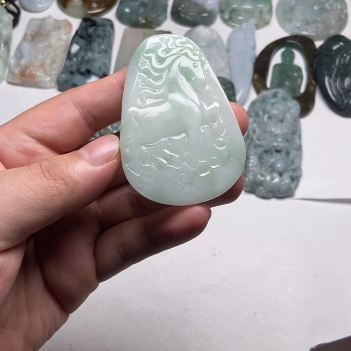 翡翠未镶嵌颈饰马牌24