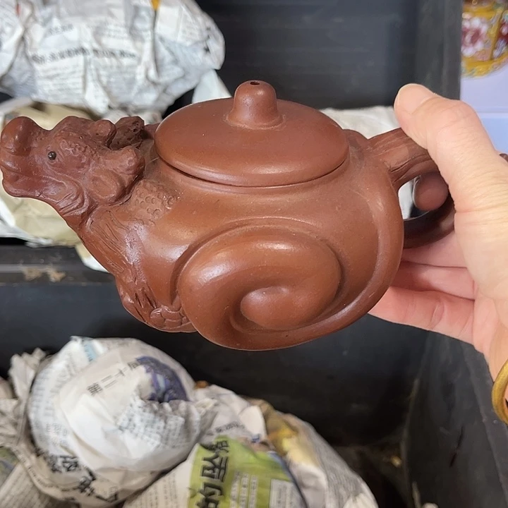 茶壶紫泥原矿泥料手工制作的一把紫砂壶。
