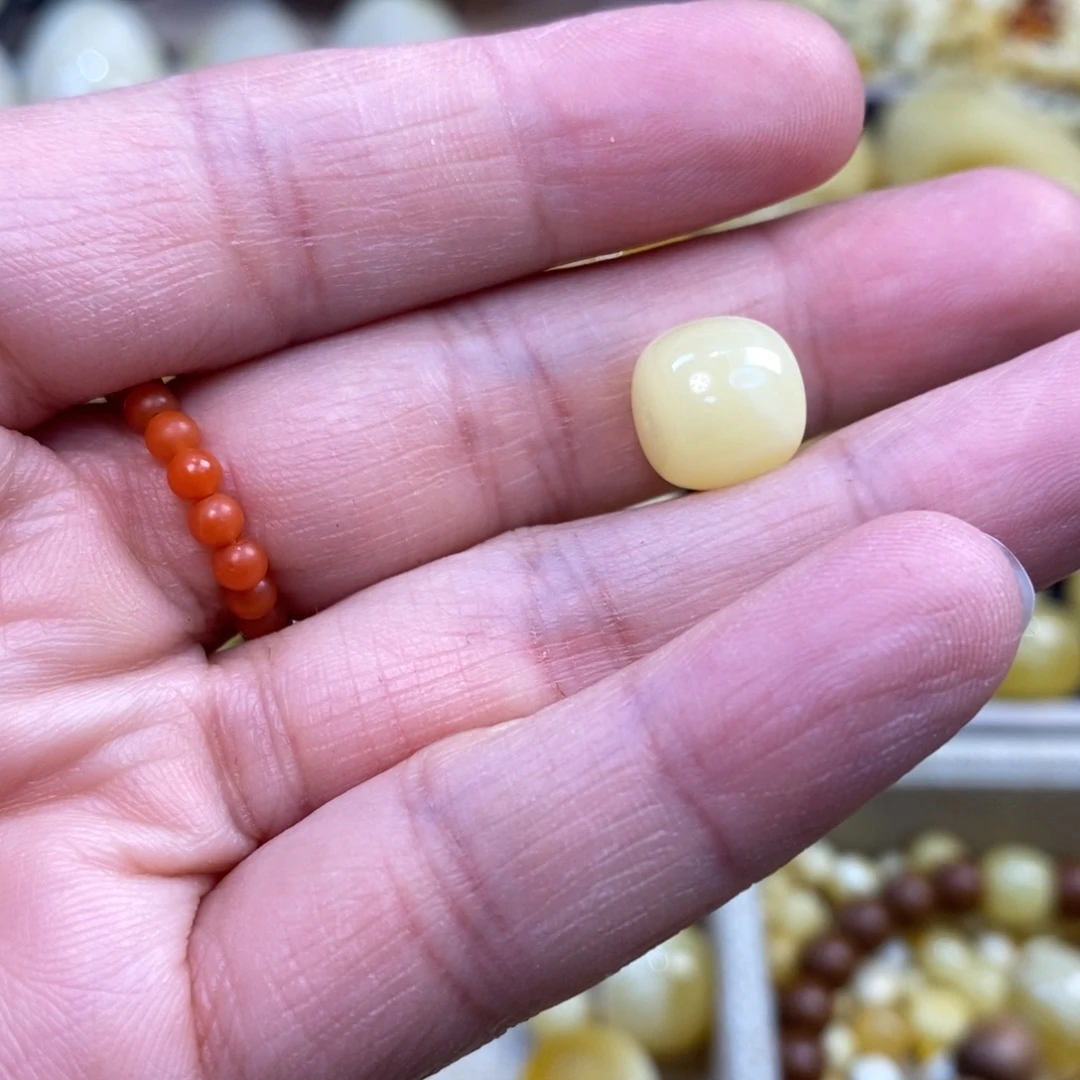 刘****琥珀未镶嵌裸石原矿蜜蜡配珠