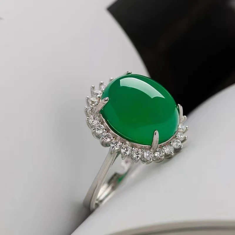 精美绿宝石周围镶嵌璀璨钻戒指=B1