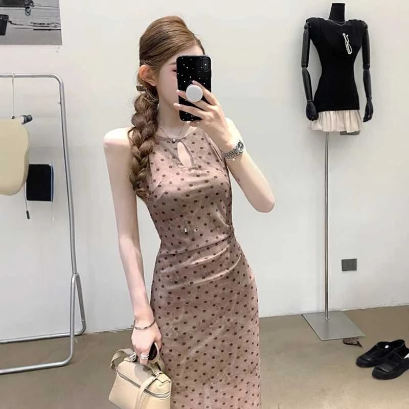 轻奢复古波点挂脖吊带连衣裙女2025年夏季新款修身显瘦气质长裙子