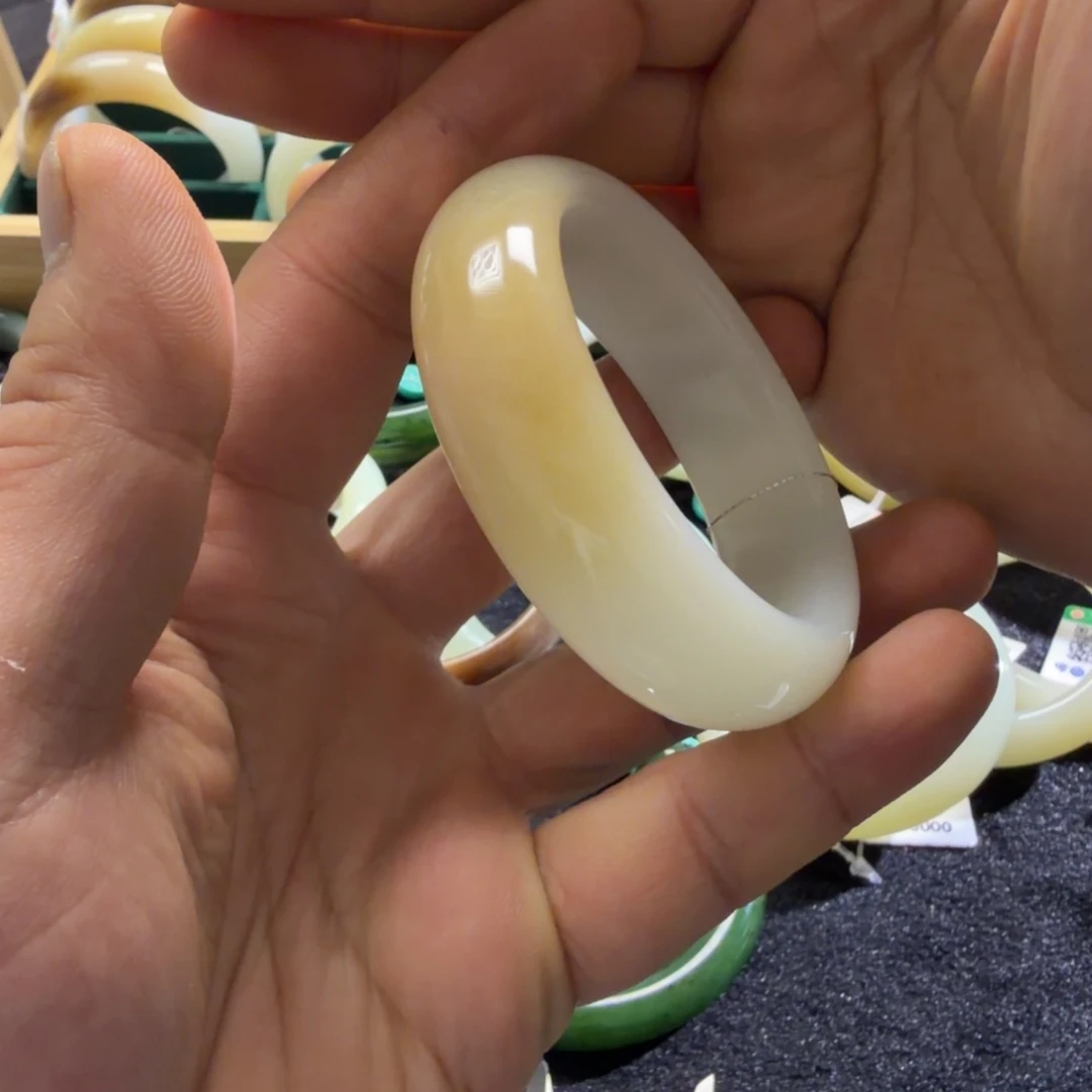 和田玉未镶嵌手镯