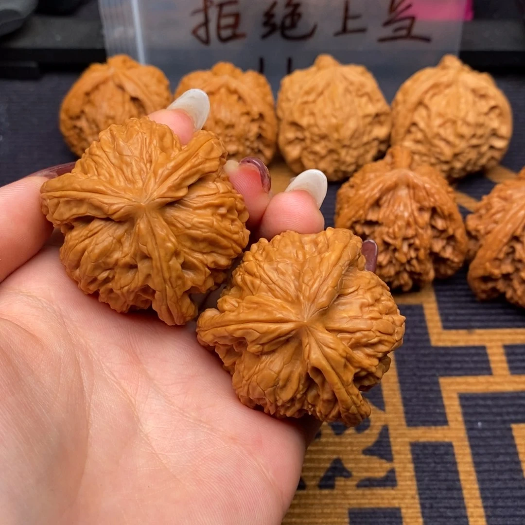 用***生文玩核桃吊坠白狮子