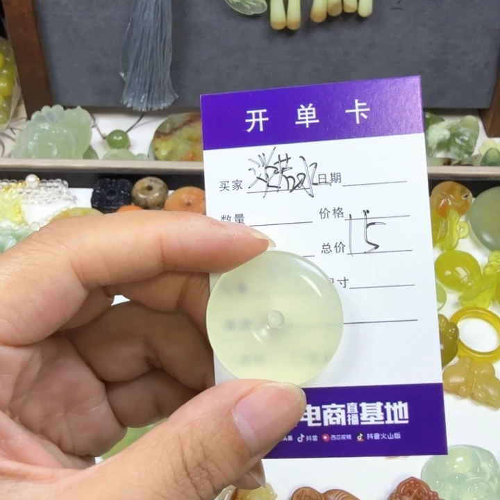 蛇纹石玉未镶嵌颈饰淡*水