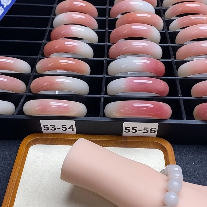 暖****未镶嵌手镯石英岩玉