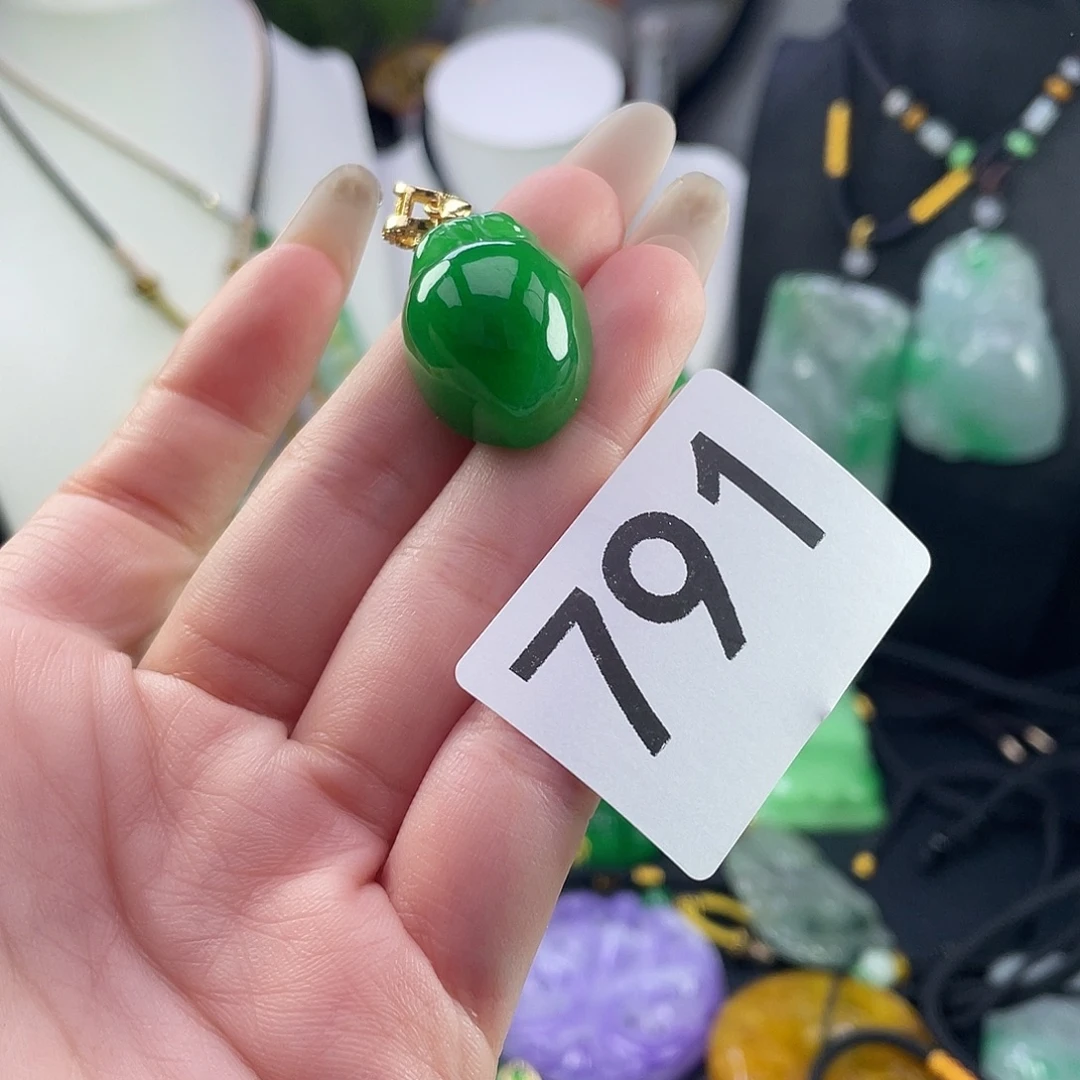 翡翠未镶嵌吊坠(赠链)