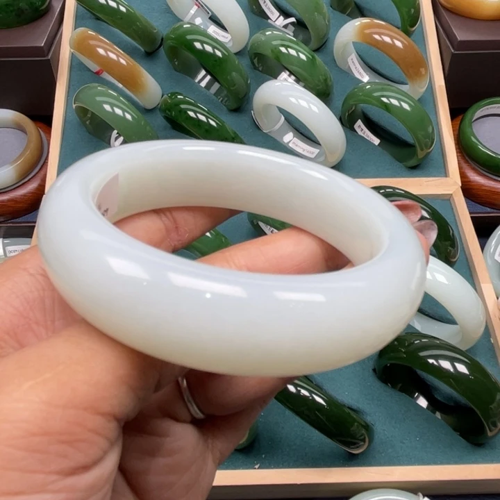 齐***^未镶嵌手镯和田玉