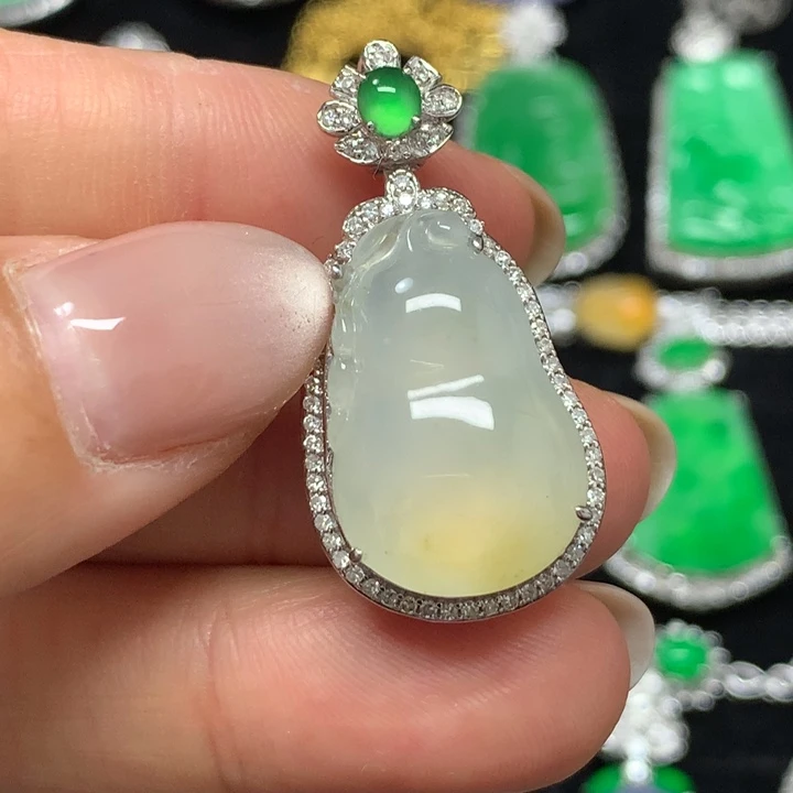 【闪购商品】颈饰18K金镶嵌翡翠吊坠