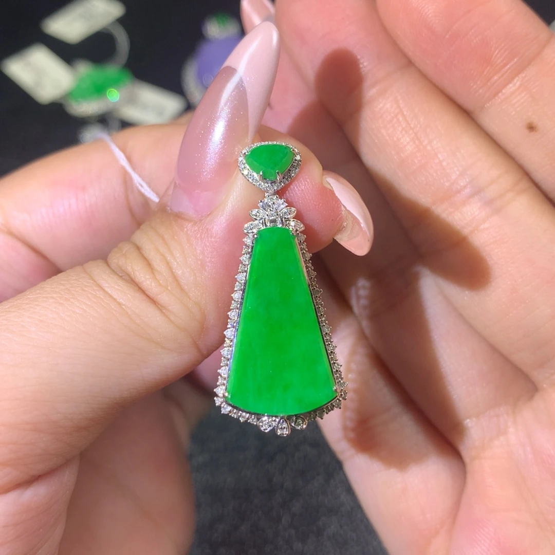 翡翠18K金镶嵌颈饰狗*雷翡翠