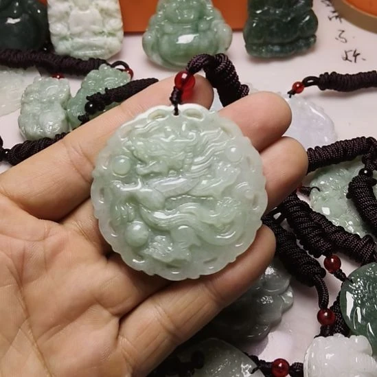 翡翠未镶嵌颈饰挂件