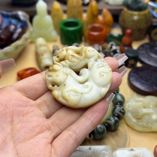 蛇纹石玉未镶嵌颈饰