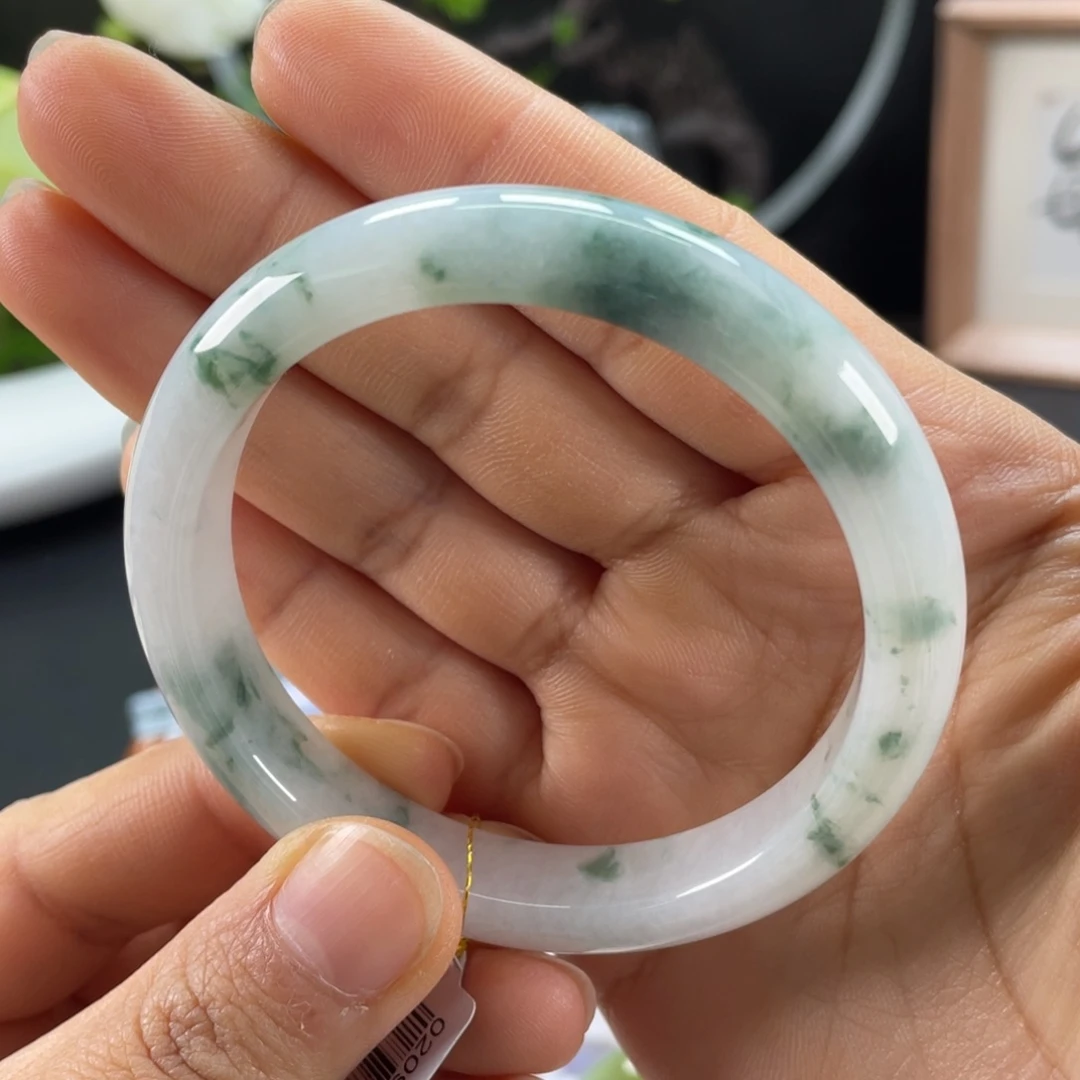 翡翠手镯未镶嵌牛奶白底飘花