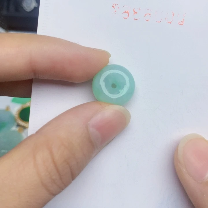 翡翠未镶嵌颈饰平安扣