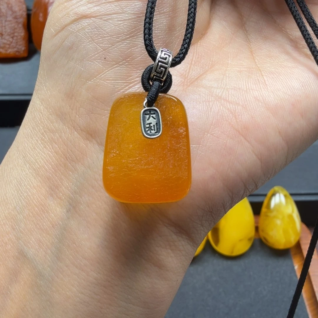 未镶嵌吊坠(赠链)琥珀