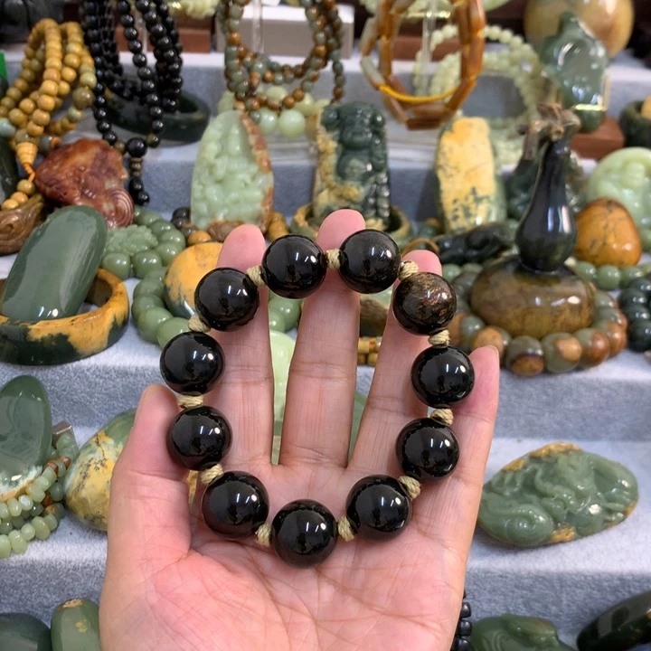 人***戏岫岩河磨玉（透闪石质玉）未镶嵌把件