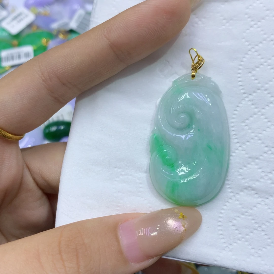 翡翠18K金镶嵌颈饰