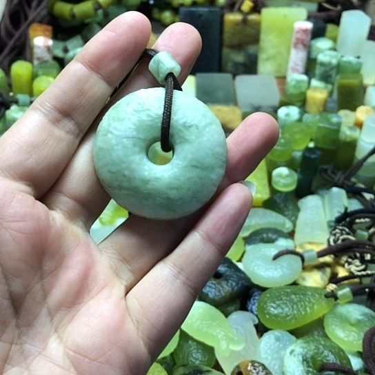 未镶嵌岫玉吊坠岫