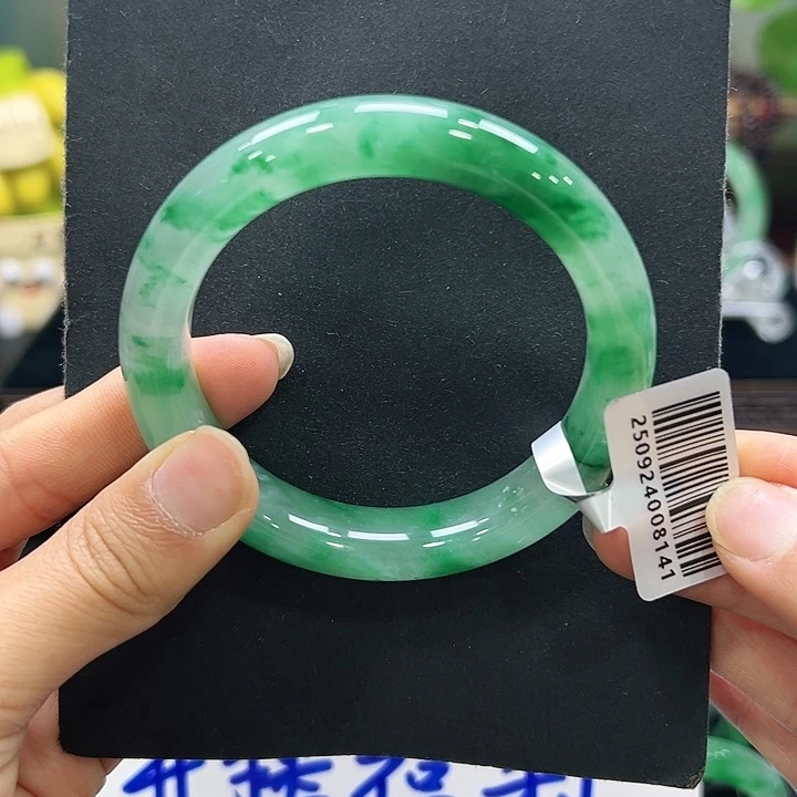 ઇ***ଓ石英质玉（非洲翠）未镶嵌手镯