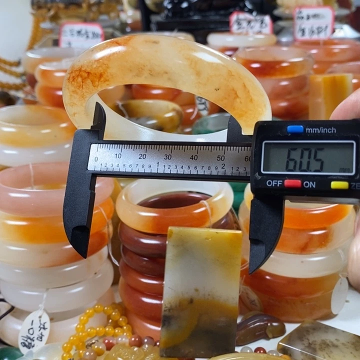 石英质玉（黄龙玉）颈饰合金