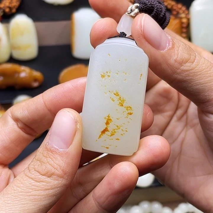 陈***拉和田玉（子料）未镶嵌颈饰