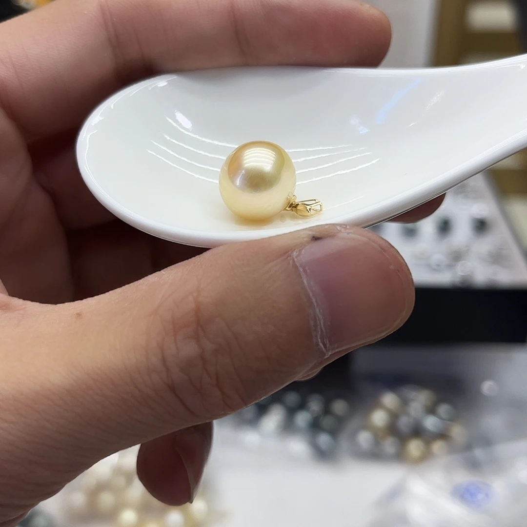 颈饰18K金镶嵌海水珍珠