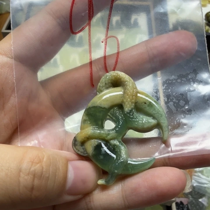透闪石-蛇纹石玉吊坠未镶嵌