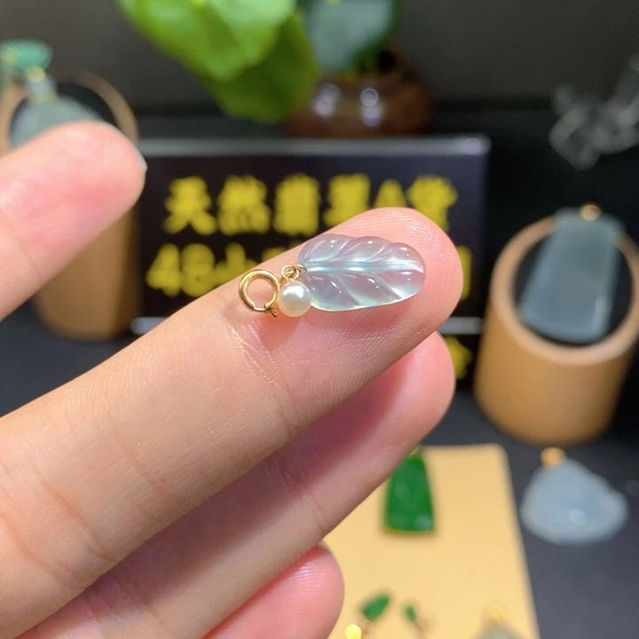 颈饰18K金镶嵌翡翠吊坠