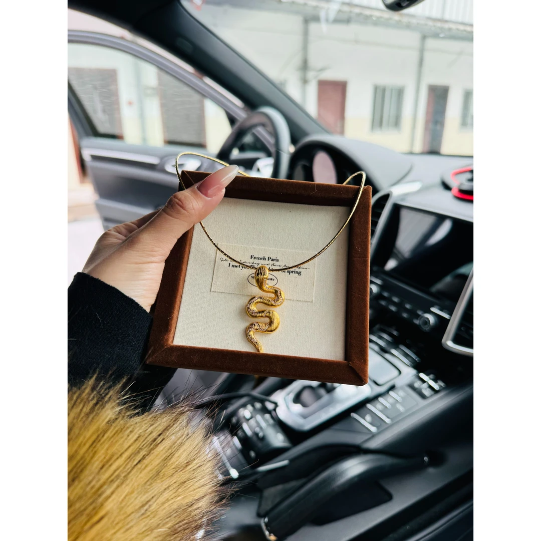 铜合金珐琅项链 金色灵蛇拉丝工艺百搭吊坠蛇年礼物气质轻奢时尚