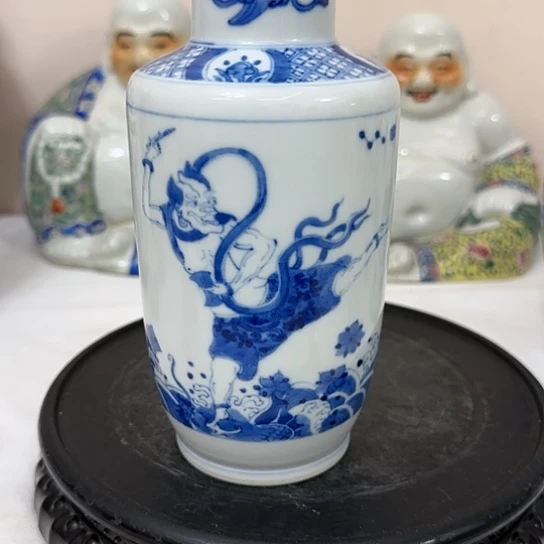 民手工绘画人物青花瓶