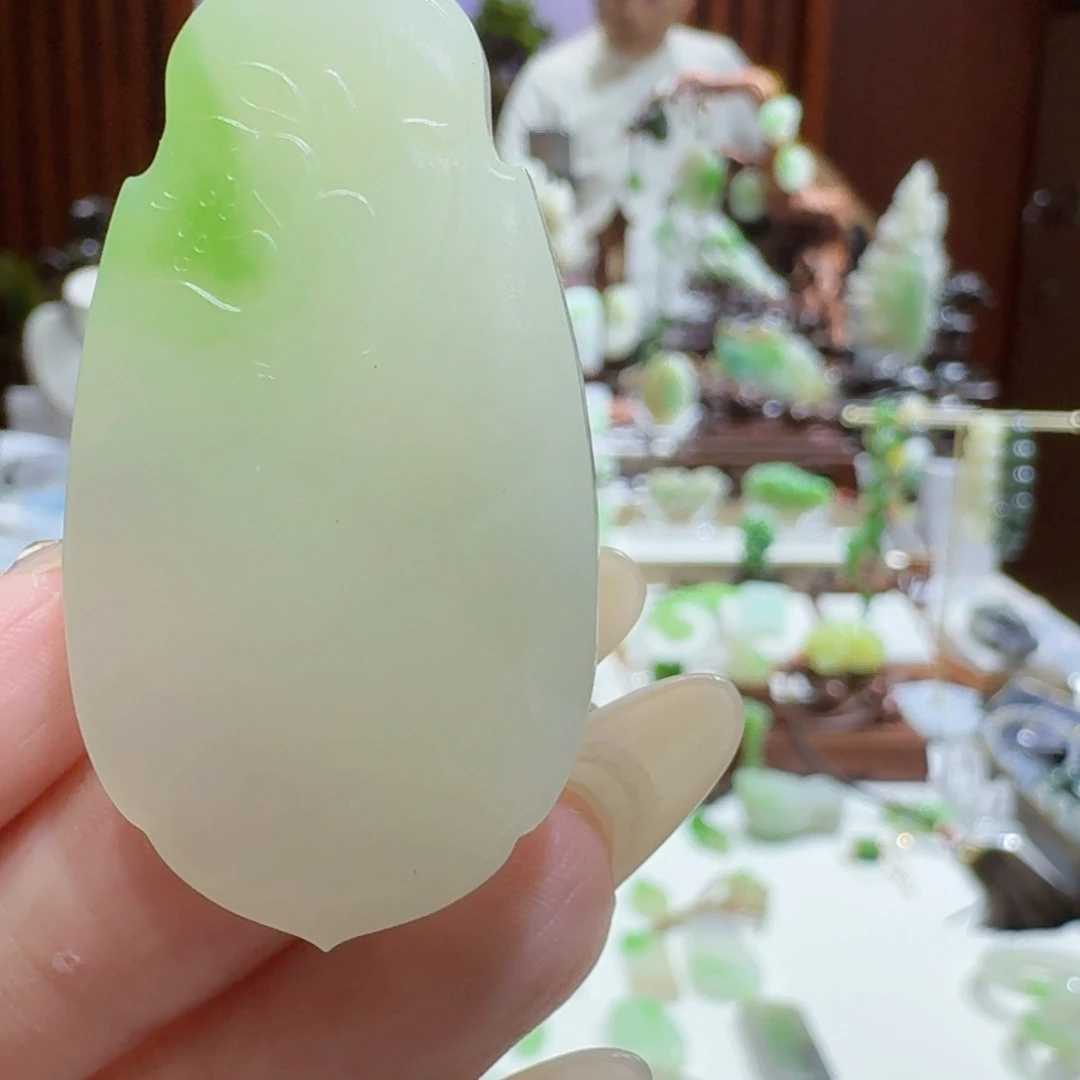 未镶嵌和田玉（翠青玉）挂件翠青荷花