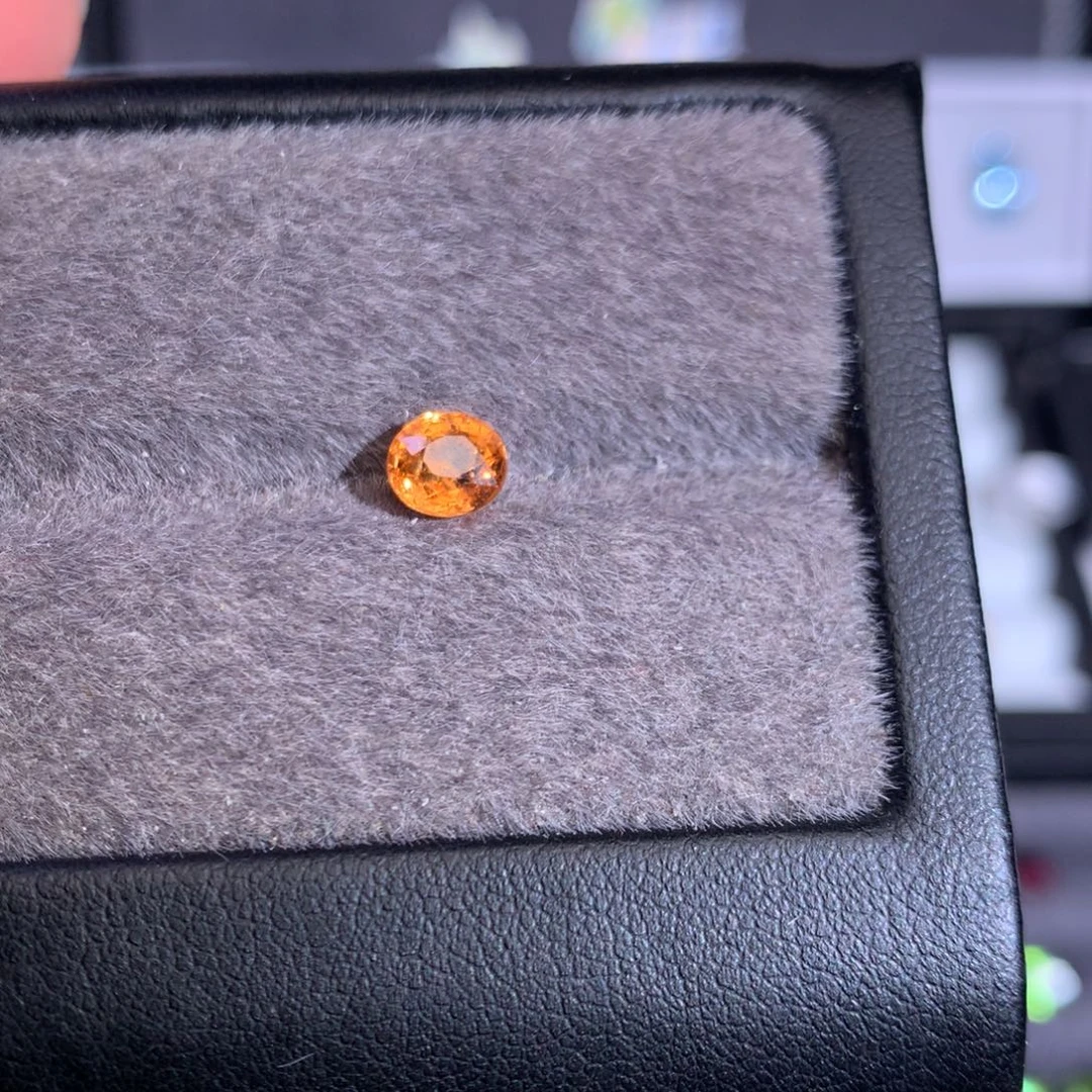 未镶嵌裸石石榴石（芬达石）1.1ct