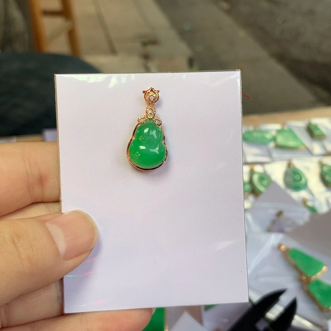 翡翠18K金镶嵌颈饰葫芦