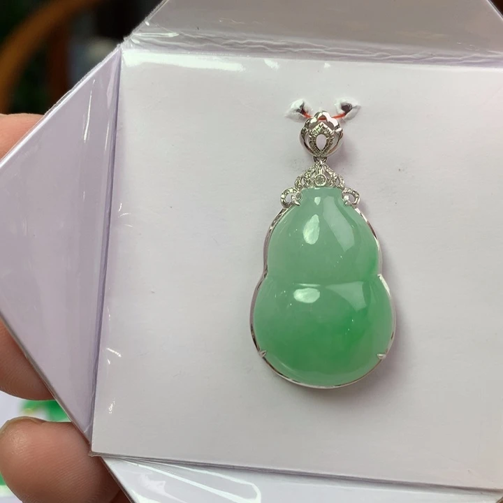 翡翠18K金镶嵌颈饰翡翠吊坠