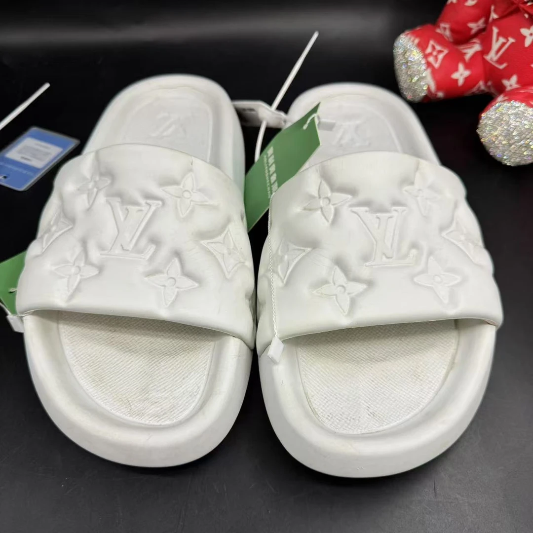 95新 LouisVuitton/路易威登 【AO特惠】39欧码白色压花一字拖ao594