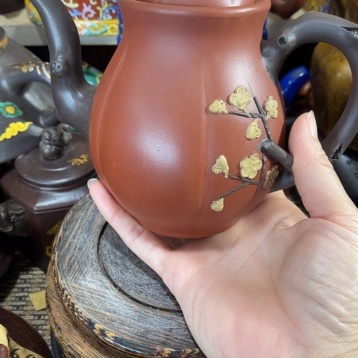 茶壶紫泥原矿泥料手工制作的一把紫砂壶。