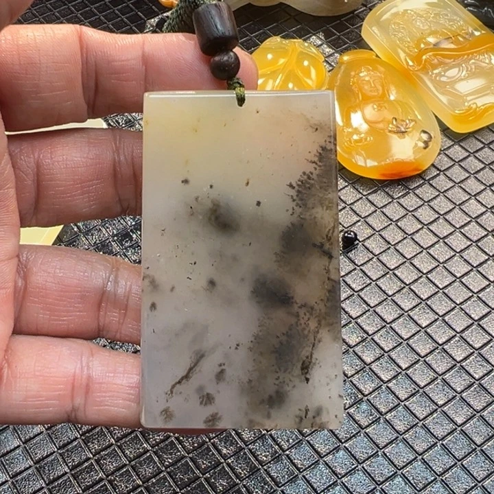 石英质玉（黄龙玉）颈饰未镶嵌