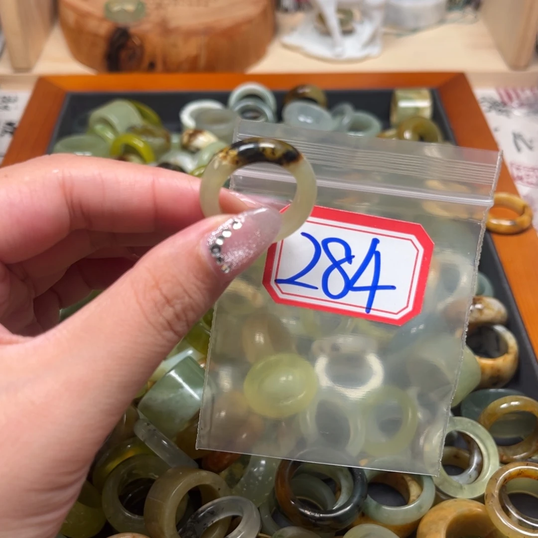 禾****蛇纹石玉未镶嵌珠宝奇石