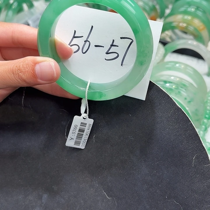 未镶嵌手镯石英质玉（非洲翠）