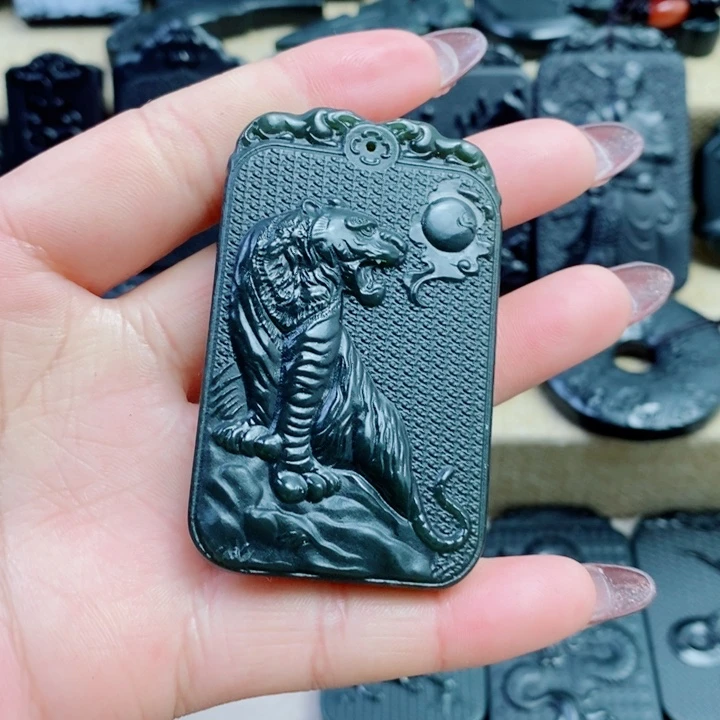 和田玉（青玉）颈饰未镶嵌双面雕刻