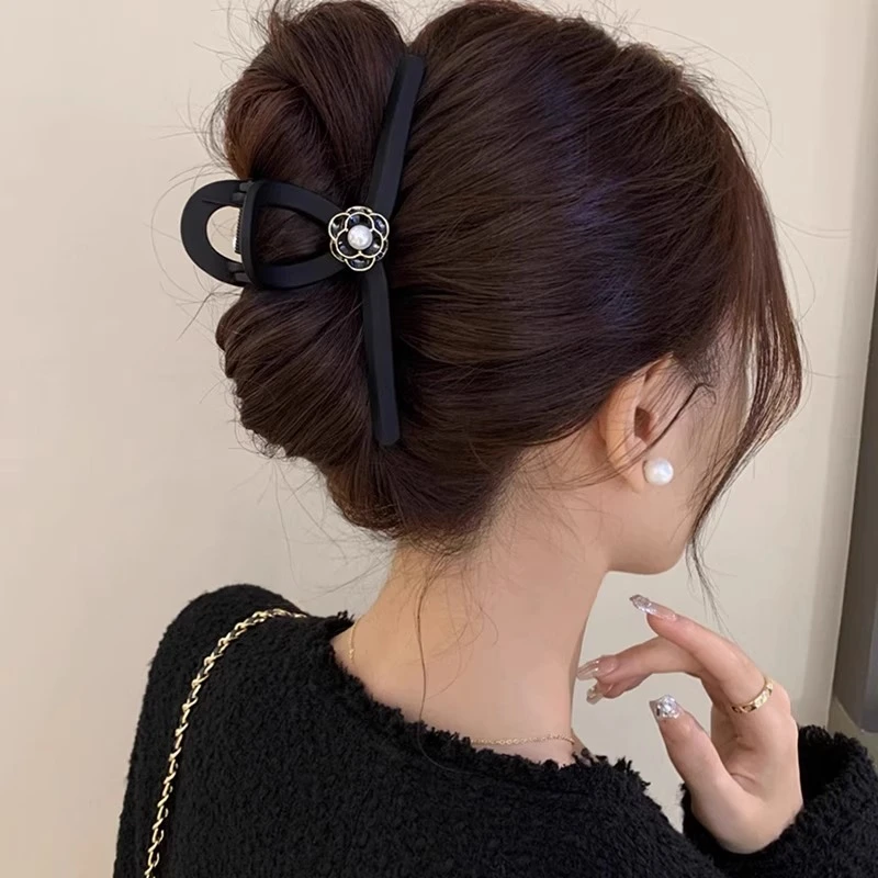 黑色磨砂山茶花抓夹大号优雅法式发夹2025新款后脑勺高级感鲨鱼夹