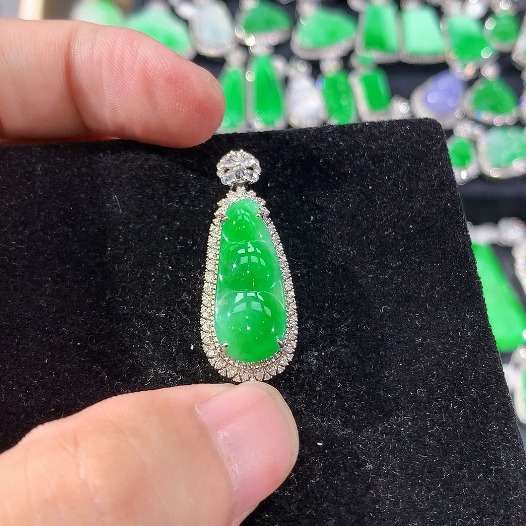 翡翠18K金镶嵌颈饰