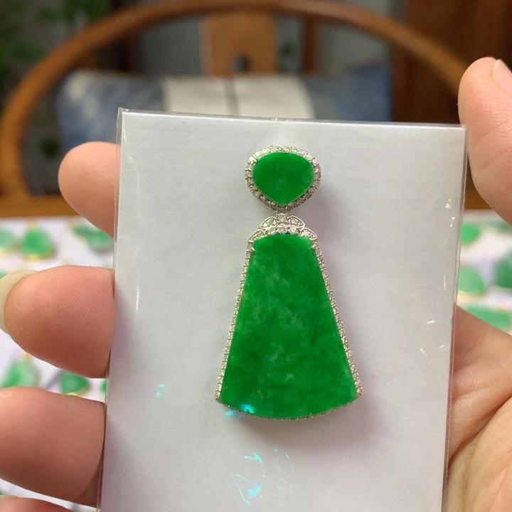 翡翠18K金镶嵌颈饰翡翠吊坠