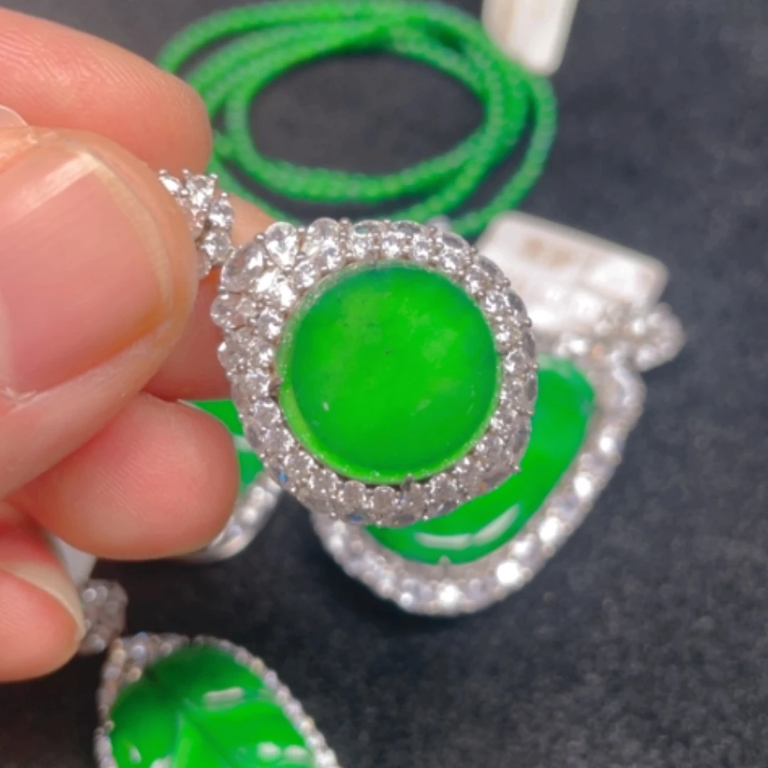 【闪购商品】颈饰银S925镶嵌翡翠吊坠