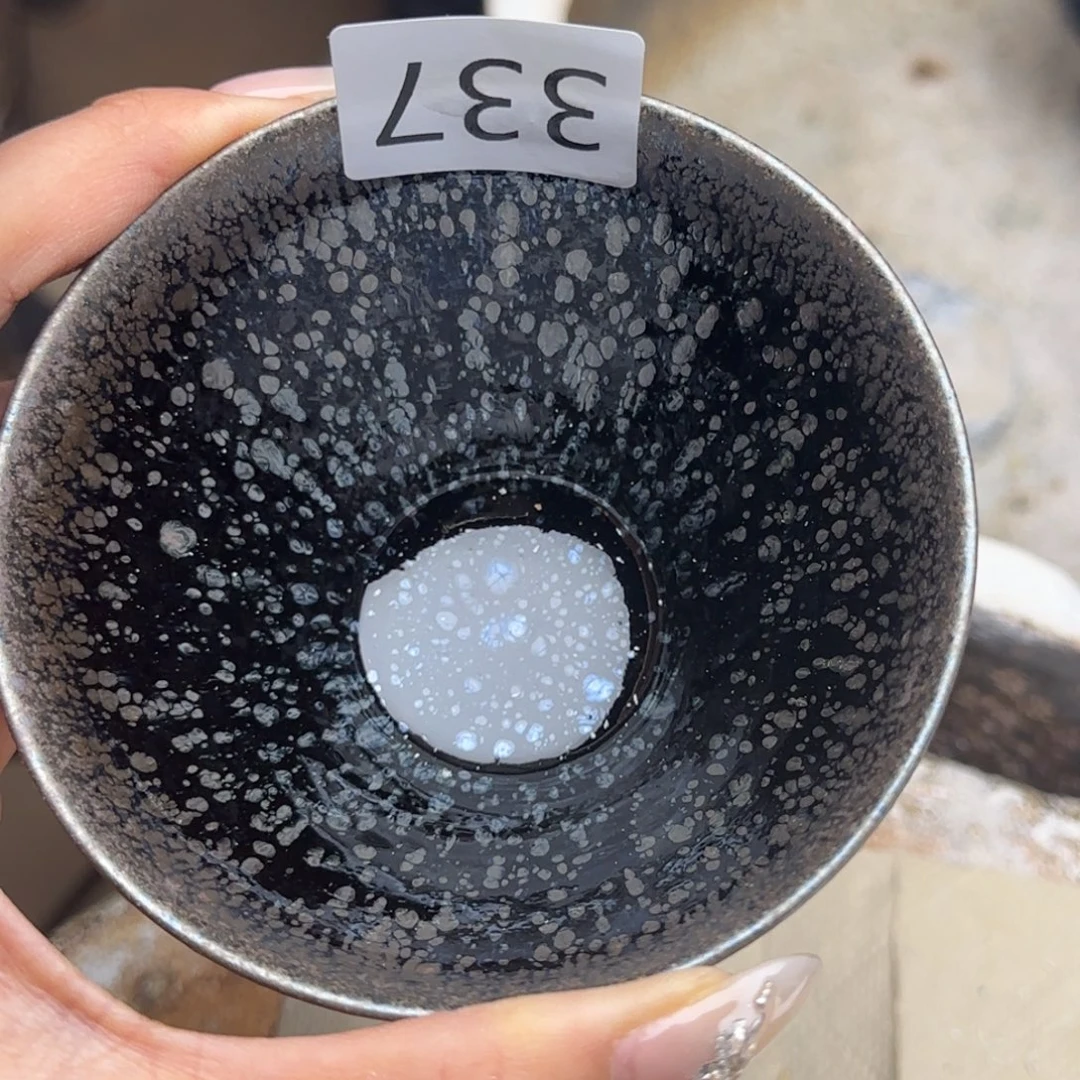 茶盏玲珑茶香飘落其间有清