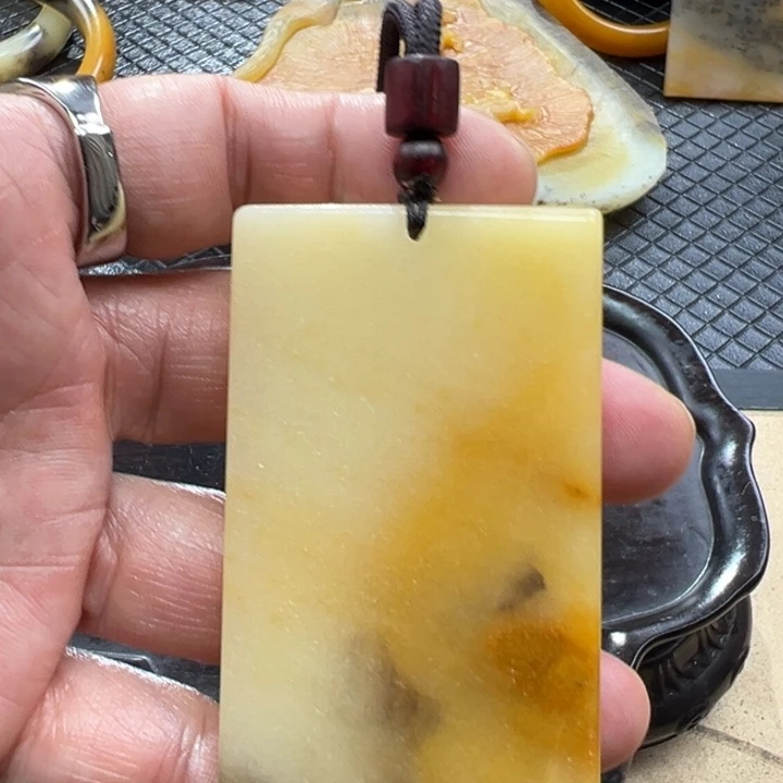 石英质玉（黄龙玉）颈饰未镶嵌