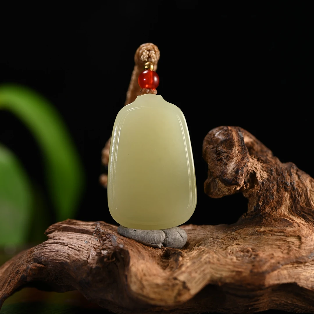 LOT8815 2511250086和田玉黄玉挂件/保利