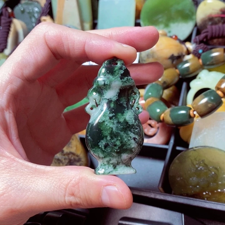 蛇纹石玉颈饰未镶嵌